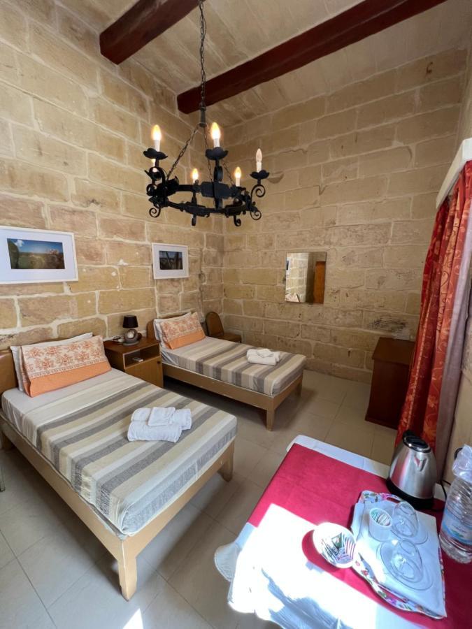 Mizzi 87 Bed & Breakfast Victoria Bagian luar foto